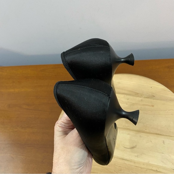 Salvatore Ferragamo Boutique Black Satin Leather Flower Pumps Heels Sz 9.5 B Y2K - Picture 10 of 13